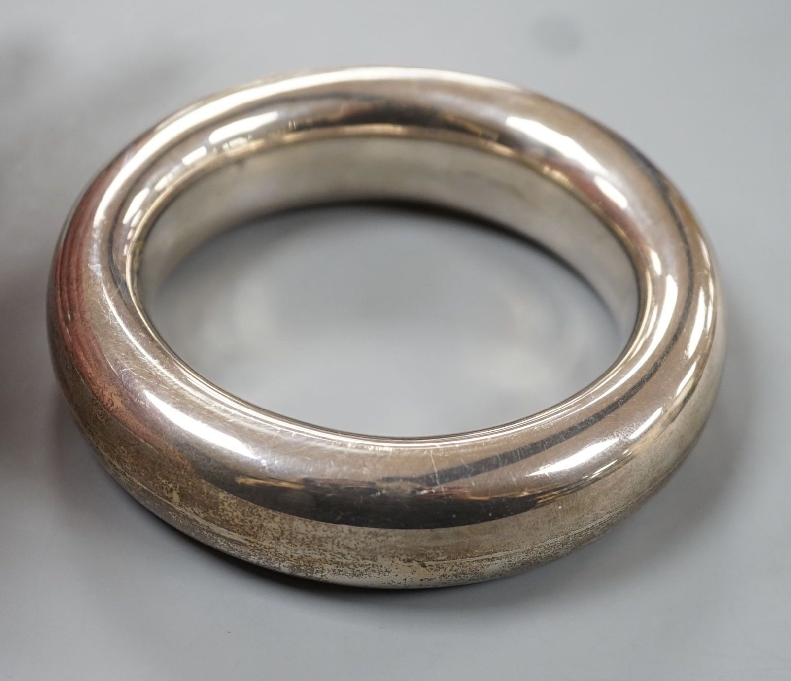 A modern Italian Peretti Tiffany & Co silver bangle, interior diameter 65mm, 86 grams.